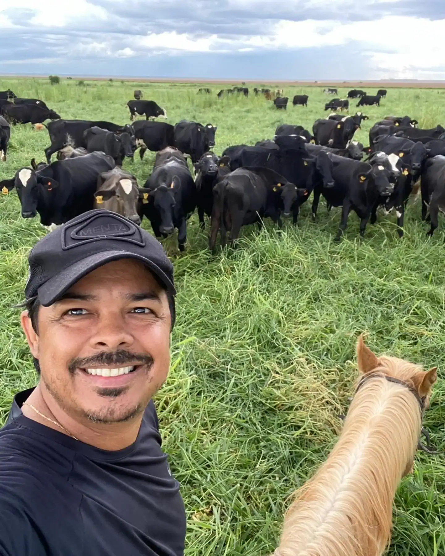 Eduardo Duarte, extensionista, no pasto Arakatu