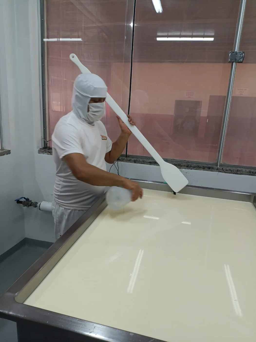 Adição do fermento ao leite na queijaria Arakatu