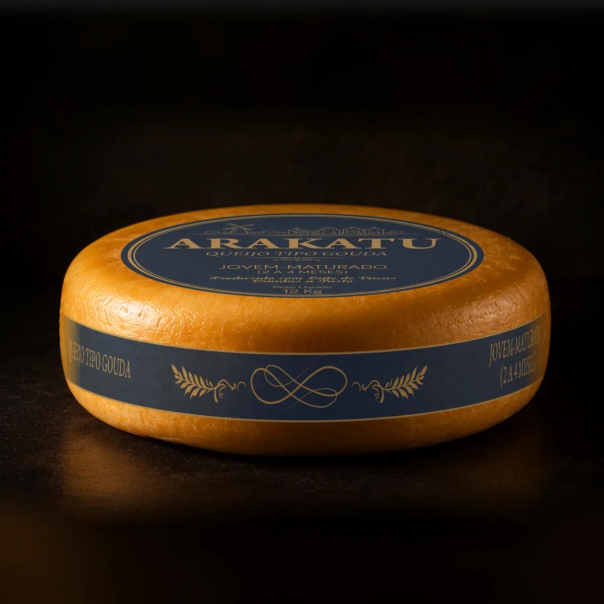 Roda inteira de queijo tipo Gouda Arakatu Jovem-Maturado, rótulo azul, sobre fundo escuro