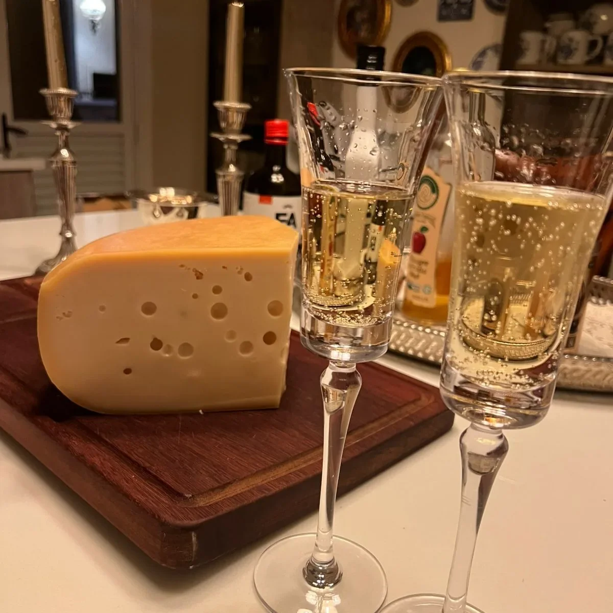 Queijo Arakatu com taças de champanhe